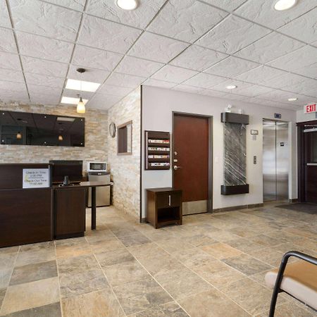 Super 8 By Wyndham Saskatoon Near Downtown Hotel Exterior photo