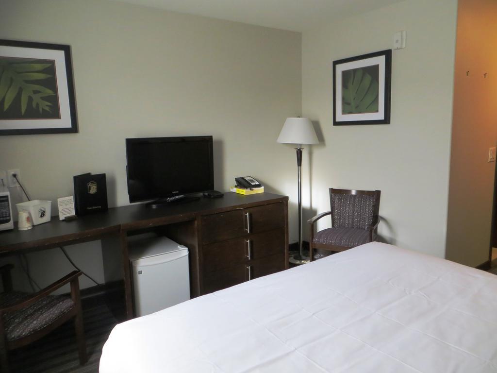 Super 8 By Wyndham Saskatoon Near Downtown Hotel Exterior photo