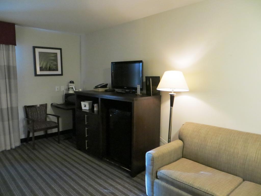 Super 8 By Wyndham Saskatoon Near Downtown Hotel Exterior photo