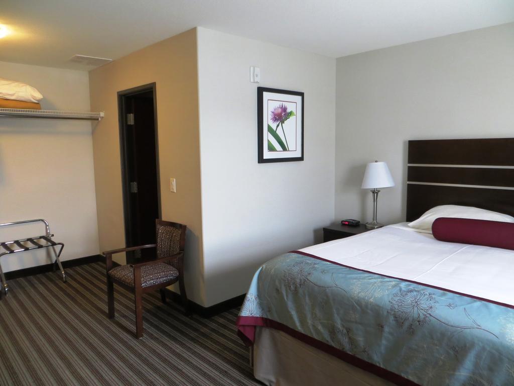 Super 8 By Wyndham Saskatoon Near Downtown Hotel Exterior photo