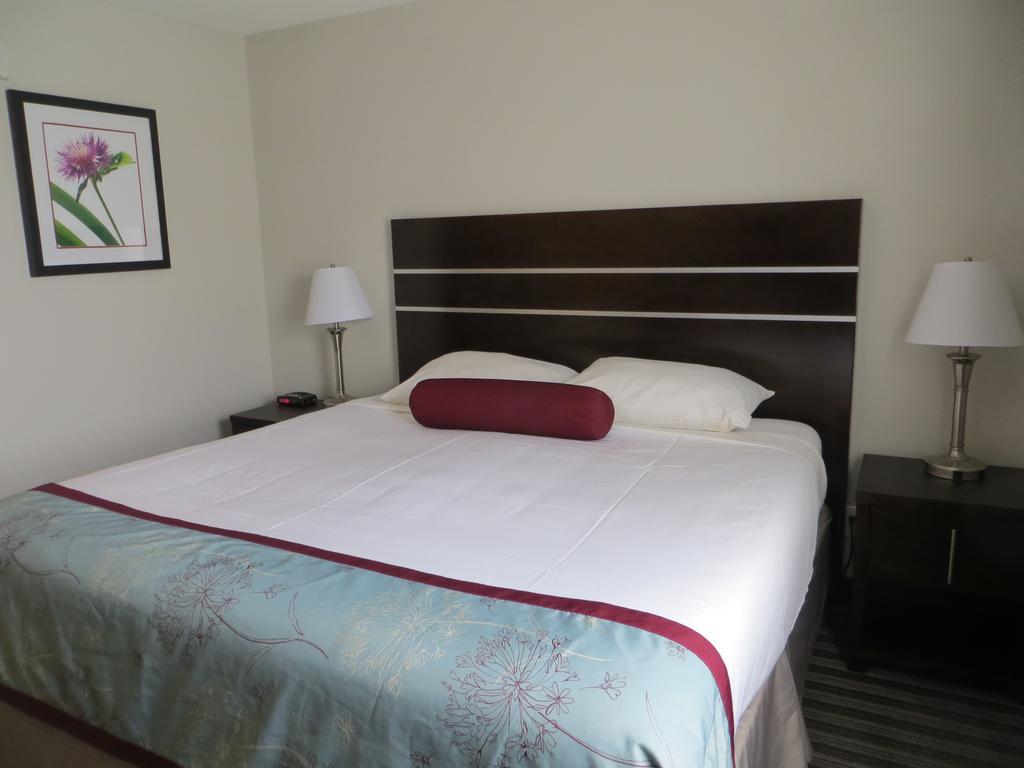 Super 8 By Wyndham Saskatoon Near Downtown Hotel Exterior photo