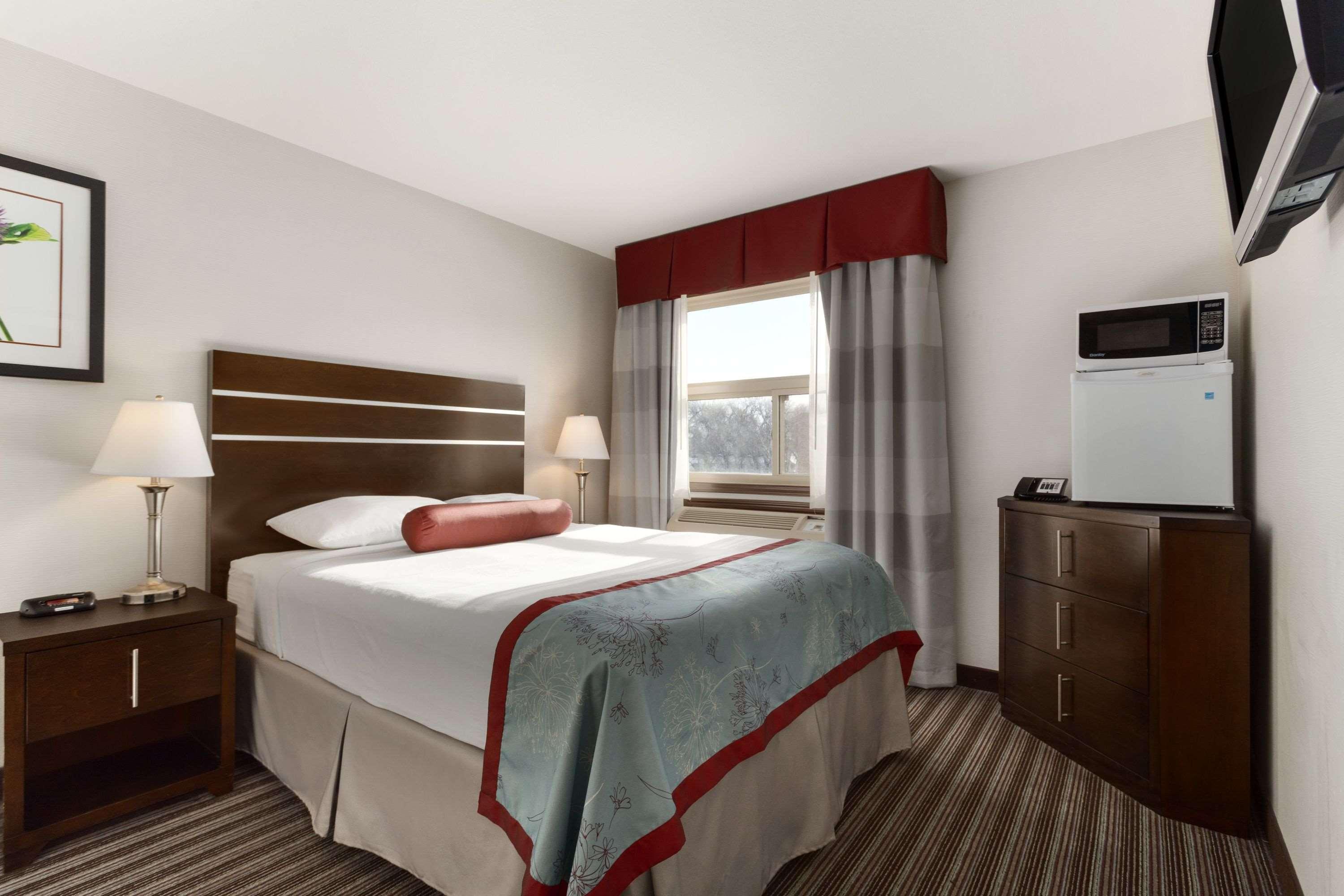 Super 8 By Wyndham Saskatoon Near Downtown Hotel Exterior photo