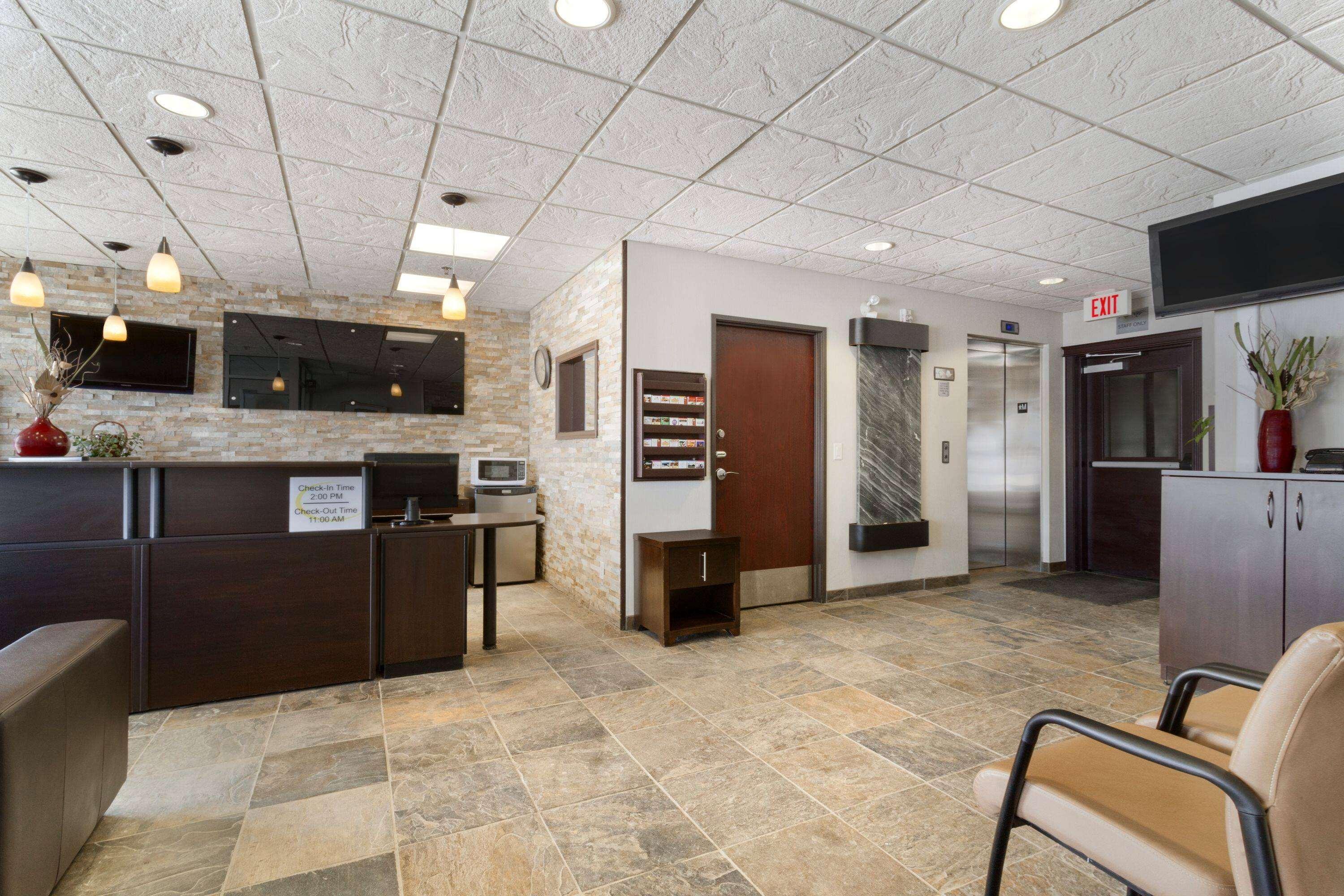 Super 8 By Wyndham Saskatoon Near Downtown Hotel Exterior photo