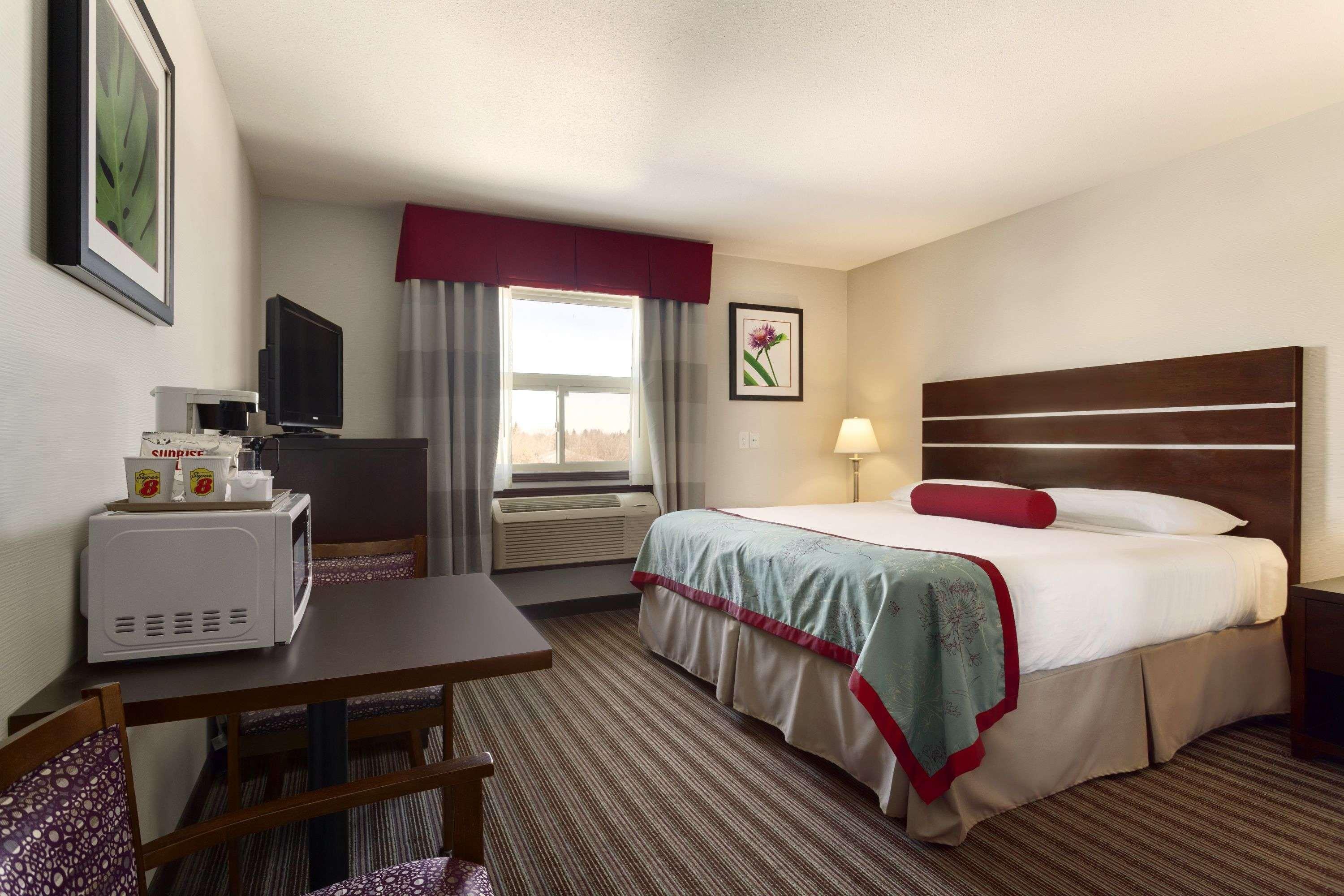 Super 8 By Wyndham Saskatoon Near Downtown Hotel Exterior photo