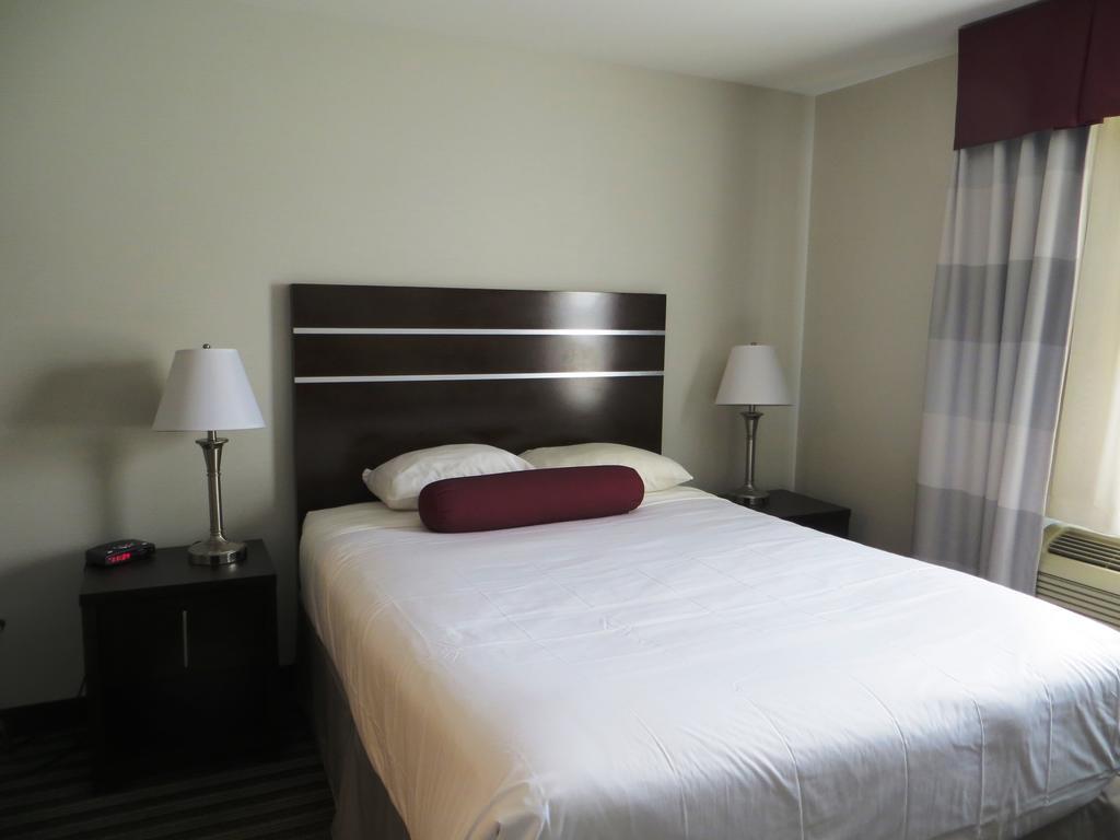 Super 8 By Wyndham Saskatoon Near Downtown Hotel Exterior photo