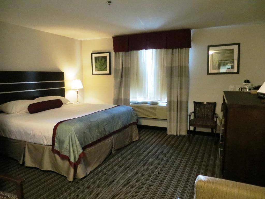 Super 8 By Wyndham Saskatoon Near Downtown Hotel Exterior photo