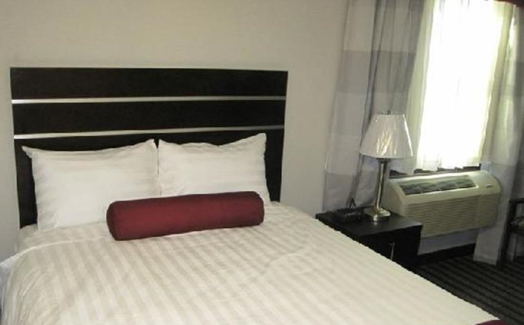 Super 8 By Wyndham Saskatoon Near Downtown Hotel Room photo