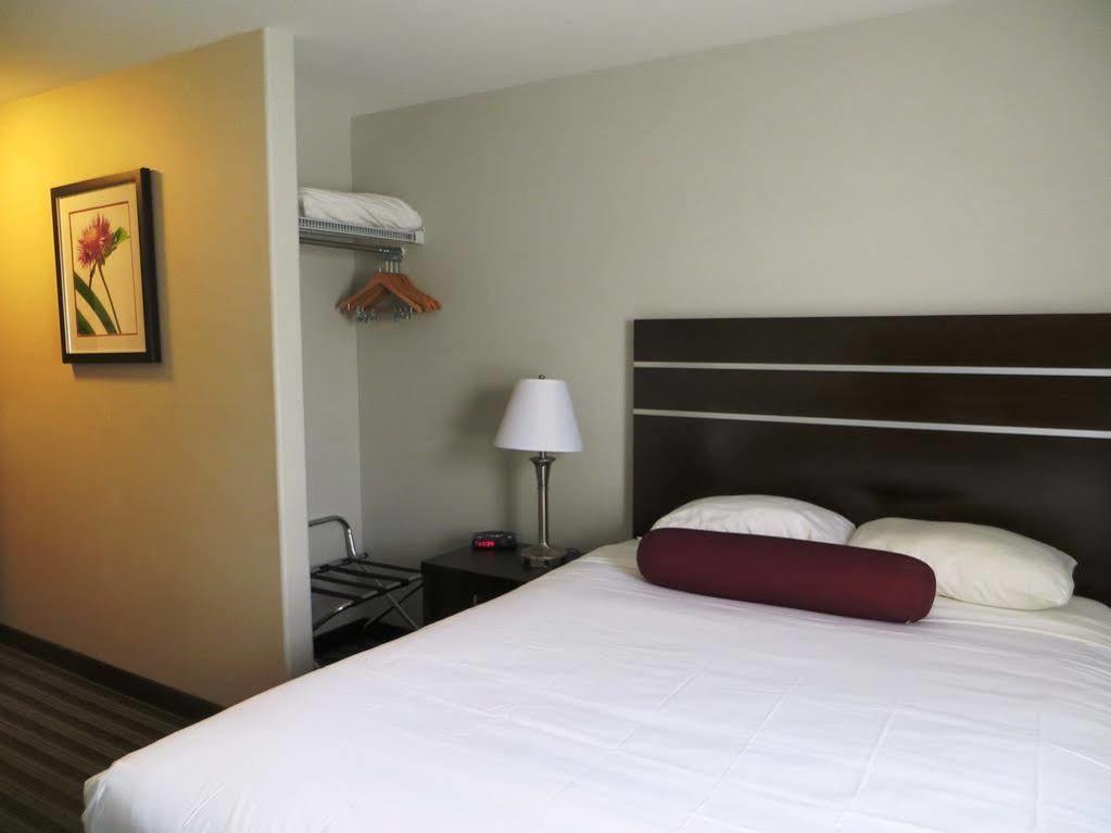 Super 8 By Wyndham Saskatoon Near Downtown Hotel Exterior photo