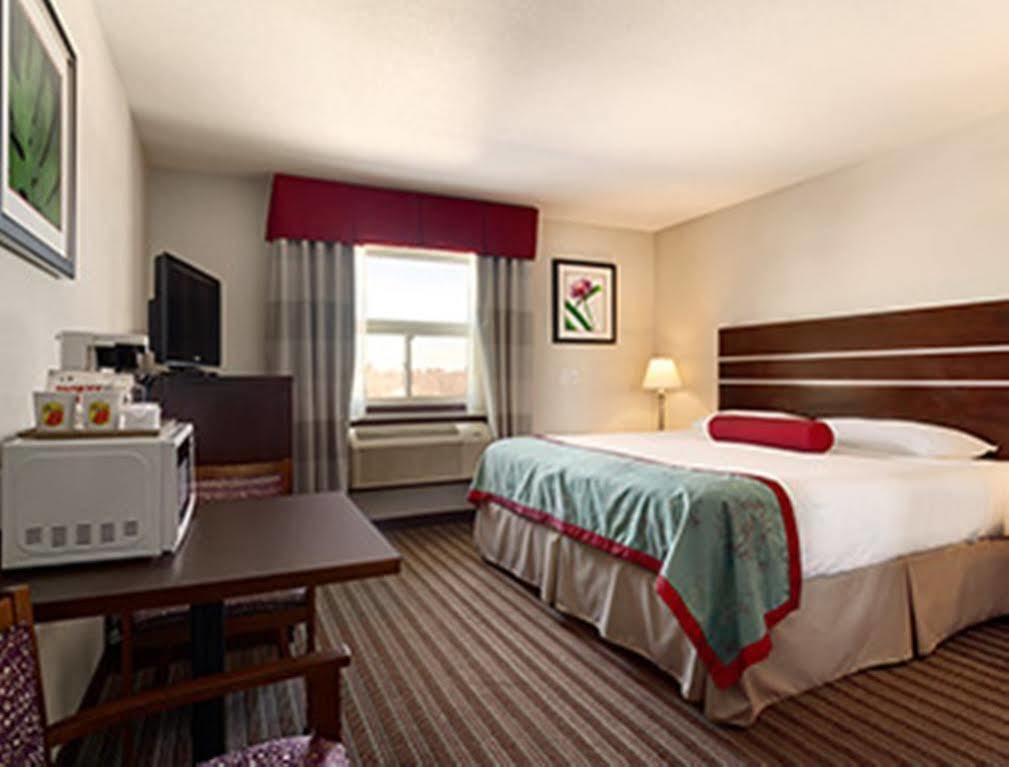 Super 8 By Wyndham Saskatoon Near Downtown Hotel Exterior photo